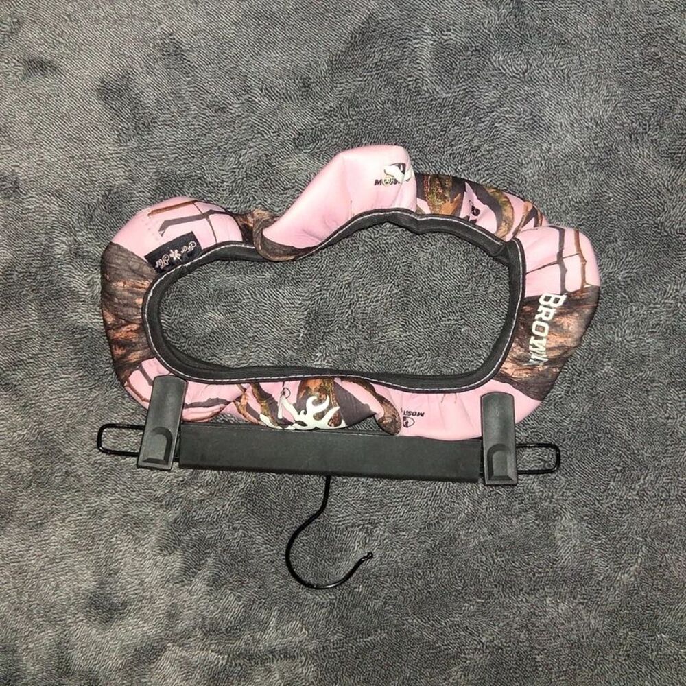 Mossy Oak & Browning brand pink steering wheel cover brand new